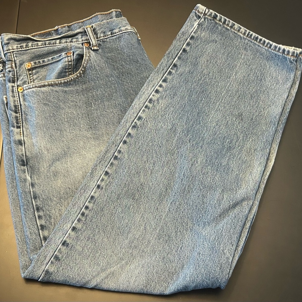 Preowned Levi's Men’s 550 Relaxed Fit Tapered Light Blue Denim Jeans 42x30